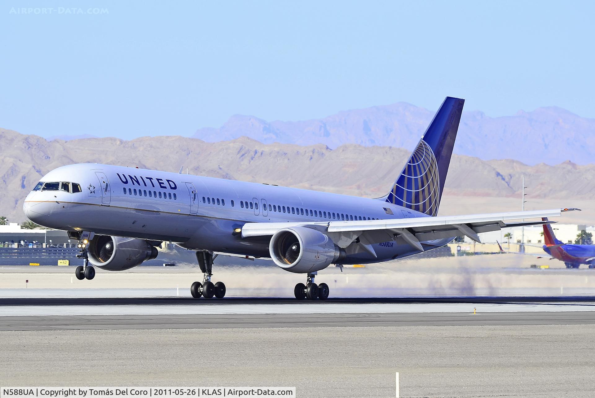 N588UA, 1993 Boeing 757-222 C/N 26717, United Airlines Boeing 757-222 N588UA (cn 26717/571) 5688

Las Vegas - McCarran International (LAS / KLAS)
USA - Nevada, May 26, 2011
Photo: Tomás Del Coro