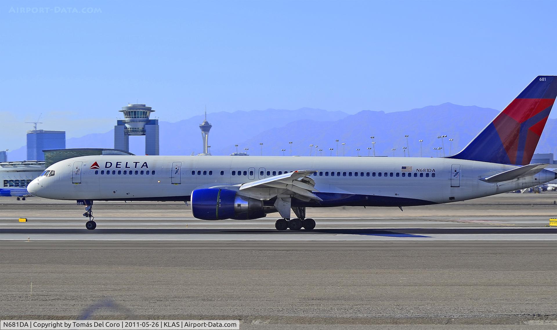 N681DA, 1993 Boeing 757-232 C/N 26957, Delta Air Lines Boeing 757-232 N681DA (cn 26957/516)

Las Vegas - McCarran International (LAS / KLAS)
USA - Nevada, May 26, 2011
Photo: Tomás Del Coro