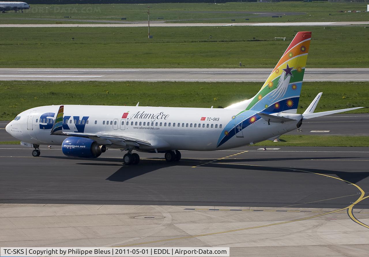 TC-SKS, 2001 Boeing 737-83N C/N 32348, Turning onto a taxiway Mike. Destination rwy 05R for take off.