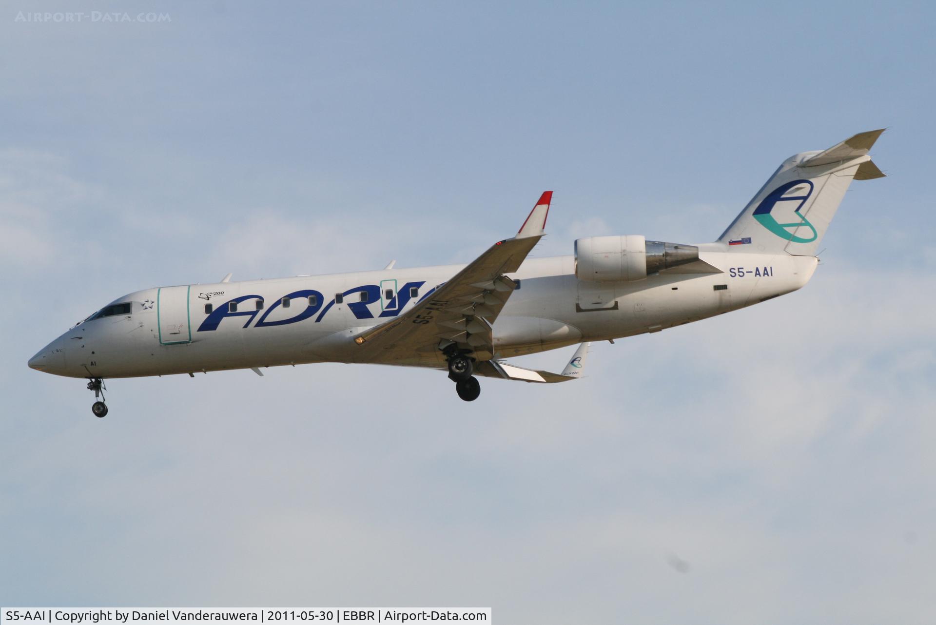 S5-AAI, 1998 Canadair CRJ-200LR (CL-600-2B19) C/N 7248, Arrival of flight JP376 to RWY 25L