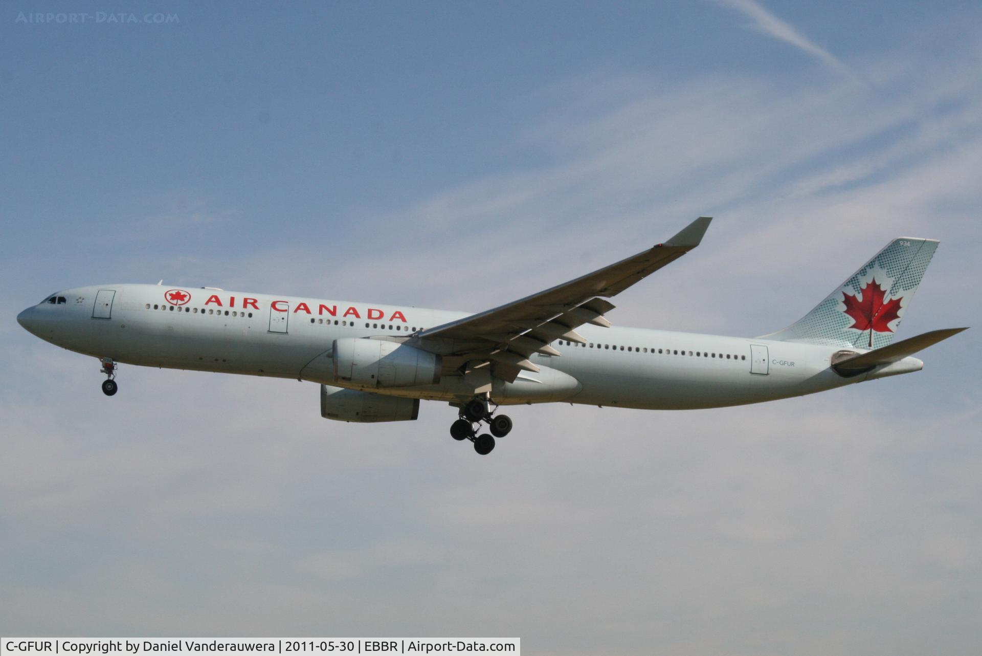 C-GFUR, 2000 Airbus A330-343 C/N 344, First arrival of a AC A330 - Flight AC832 arriving to RWY 25L