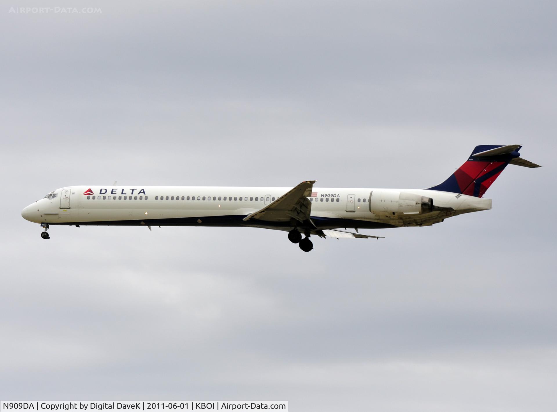N909DA, 1995 McDonnell Douglas MD-90-30 C/N 53389, Approach at KBOI
