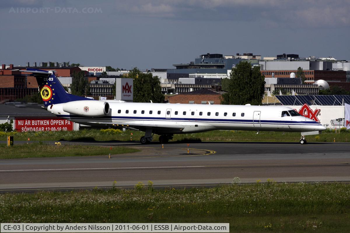 CE-03, 2001 Embraer ERJ-145LR (EMB-145LR) C/N 145526, Lining up runway 30.