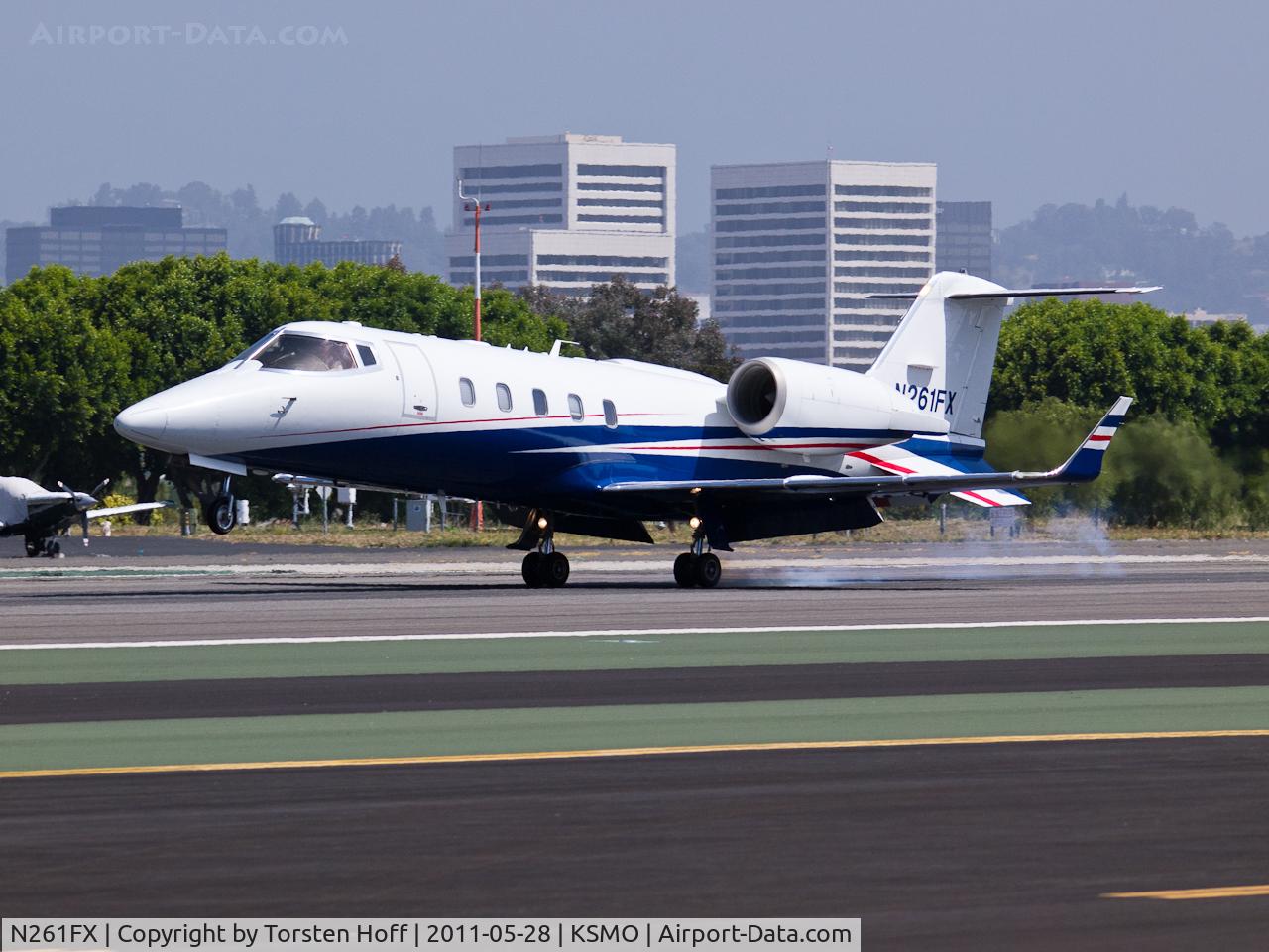 N261FX, 2007 Learjet 60 C/N 319, N261FX arriving on RWY 21