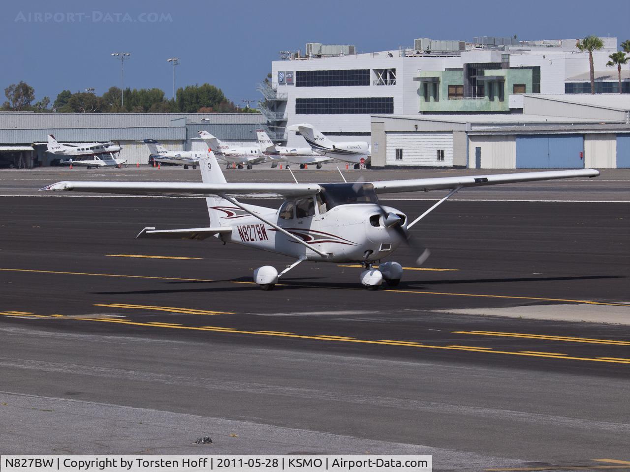 N827BW, Cessna 172S C/N 172S9841, N827BW taxiing