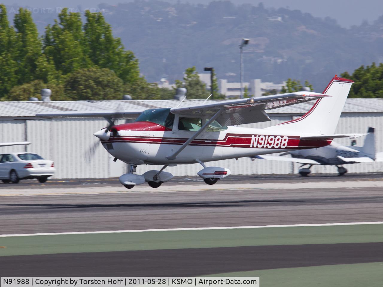 N91988, 1969 Cessna 182M Skylane C/N 18259983, N91988 arriving on RWY 21