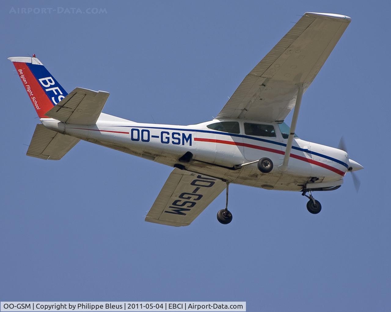 OO-GSM, 1978 Reims FR182 Skylane RG II C/N FR1820013, Final rwy 07. Retractable gear obvious. Variable prop pitch less visible :-) ....but still a main feature of the plane.