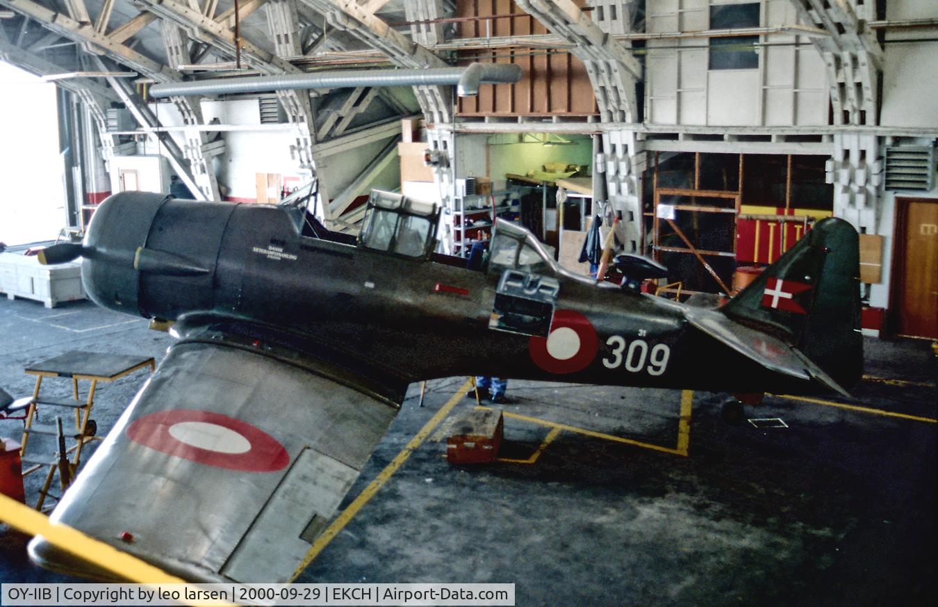 OY-IIB, 1943 Noorduyn AT-16 Harvard IIB C/N 14A-966, Duing work in Sterling HG 144
CPH 29.9.00