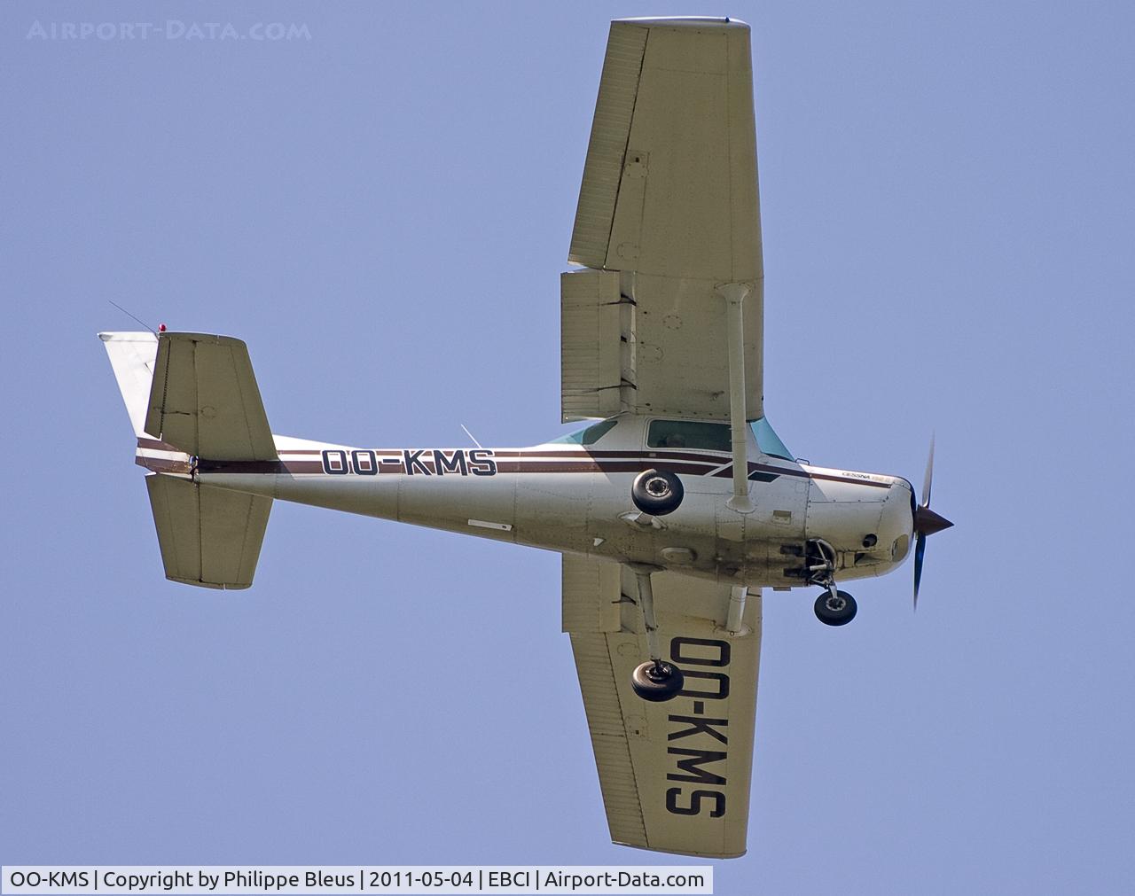 OO-KMS, Cessna 152 C/N 15282406, Short final rwy 07.