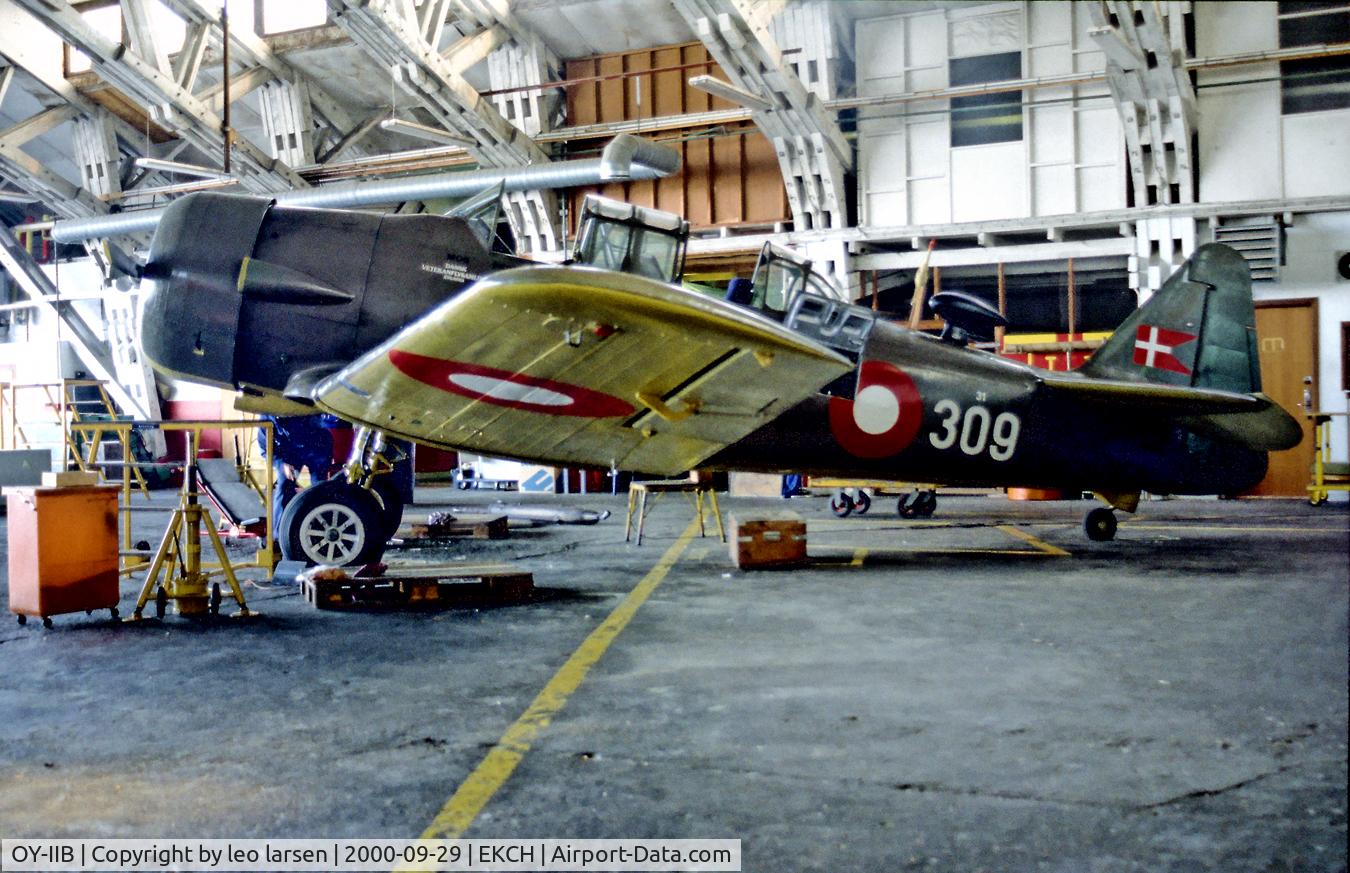 OY-IIB, 1943 Noorduyn AT-16 Harvard IIB C/N 14A-966, Harvard just before first flight for many years
CPH 29.9.00