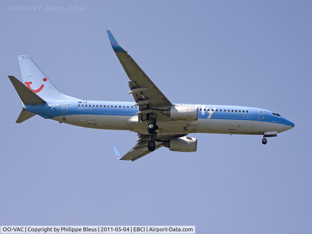 OO-VAC, 2003 Boeing 737-8BK C/N 33014, Ex-Sobelair, one of their first two -800's (with OO-VAS) on short final rwy 07.
