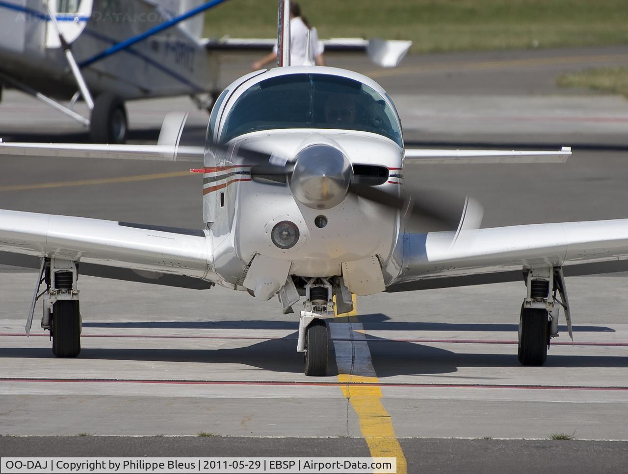 OO-DAJ, Mooney M20J 201 C/N 24-0422, At the gas station.