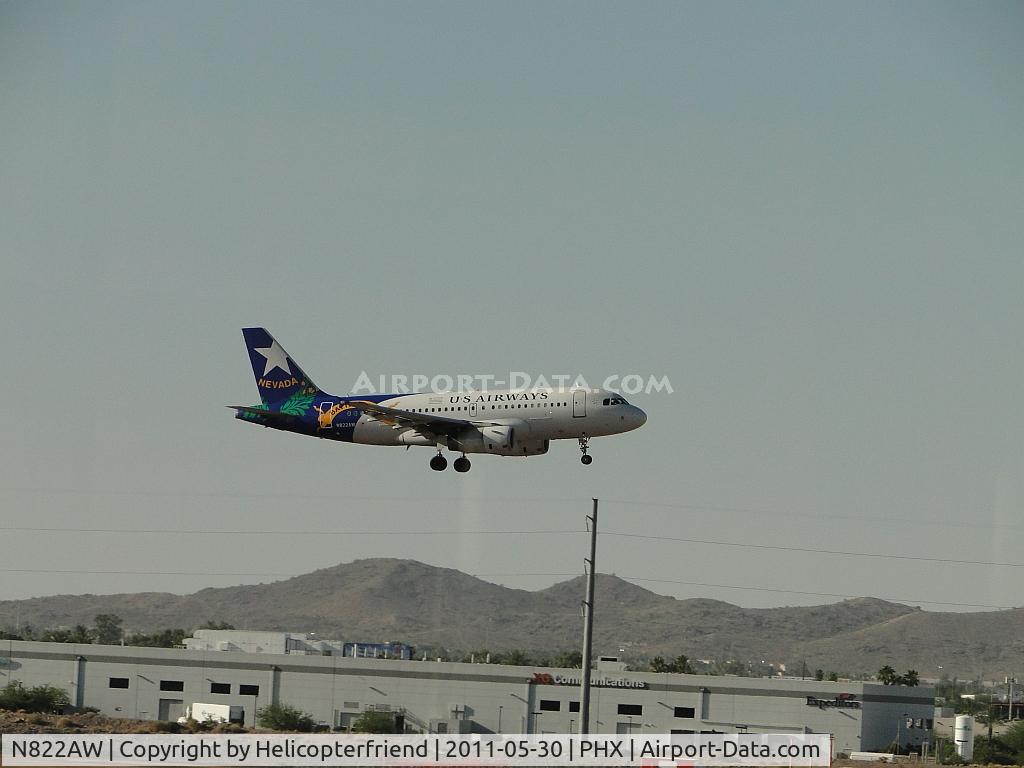N822AW, 2000 Airbus A319-132 C/N 1410, On final for runway 25L