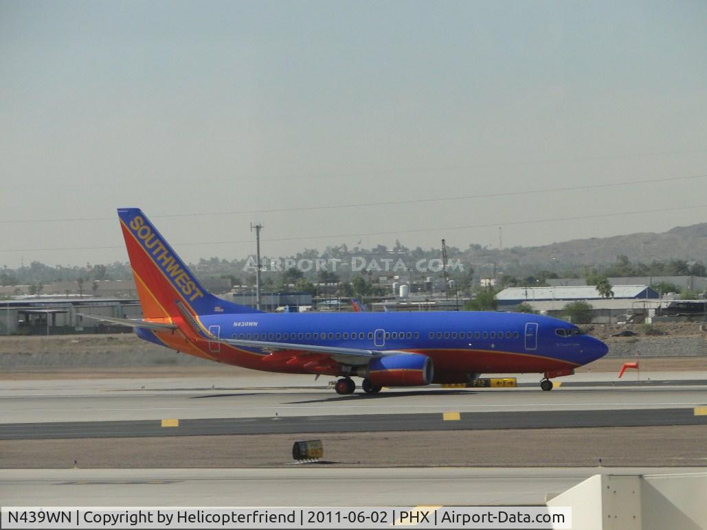 N439WN, 2003 Boeing 737-7H4 C/N 29834, Rolling for take off on runway 25R
