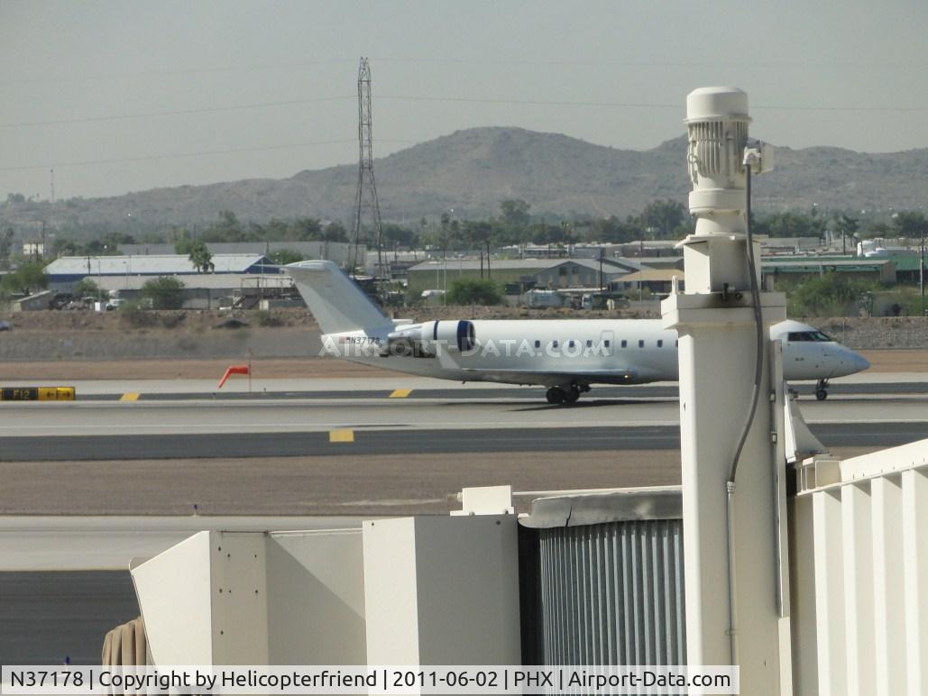 N37178, 1997 Canadair CRJ-200LR (CL-600-2B19) C/N 7178, Landed in a hurry on runway 25L