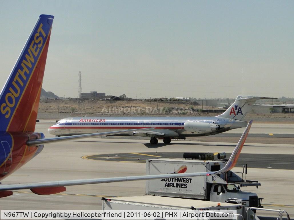 N967TW, 1999 McDonnell Douglas MD-83 (DC-9-83) C/N 53617, Taxiing to runway 25R for take off
