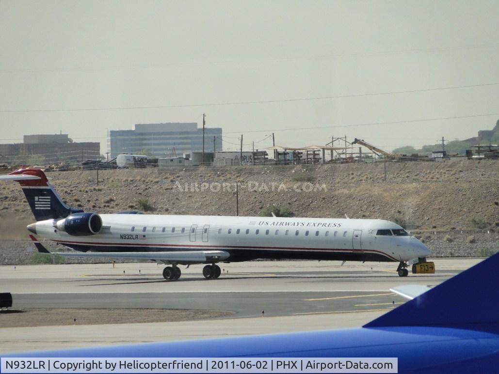 N932LR, 2005 Bombardier CRJ-900ER (CL-600-2D24) C/N 15032, Waiting to take off on runway 25R