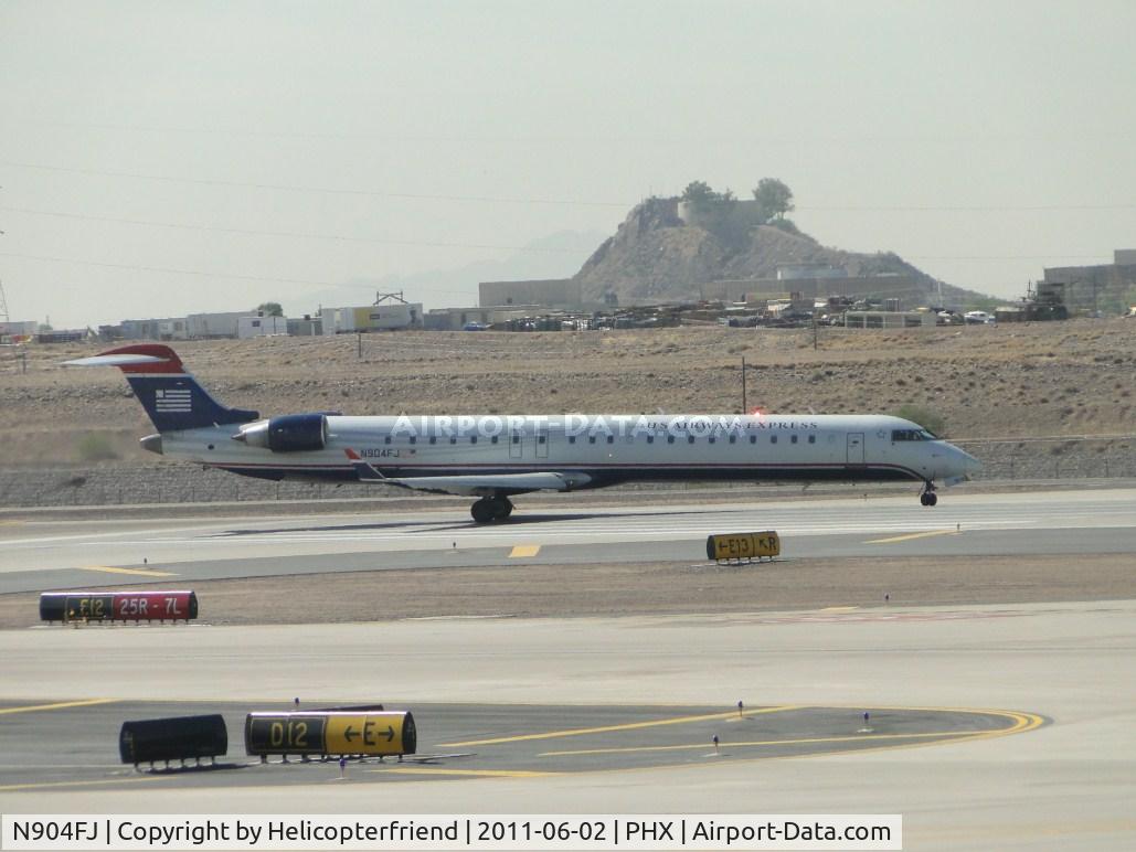 N904FJ, 2003 Bombardier CRJ-900ER (CL-600-2D24) C/N 15004, Taxiing to runway 25R for take off
