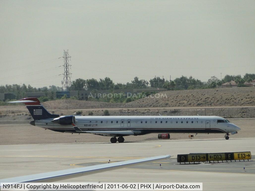 N914FJ, 2004 Bombardier CRJ-900ER (CL-600-2D24) C/N 15014, Taxiing for take off at runway 25R