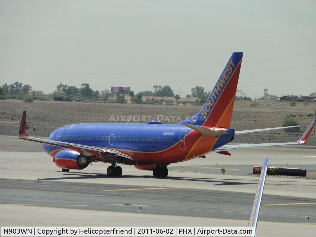N903WN, 2007 Boeing 737-7H4 C/N 32457, Taxiing for take off at runway 25R