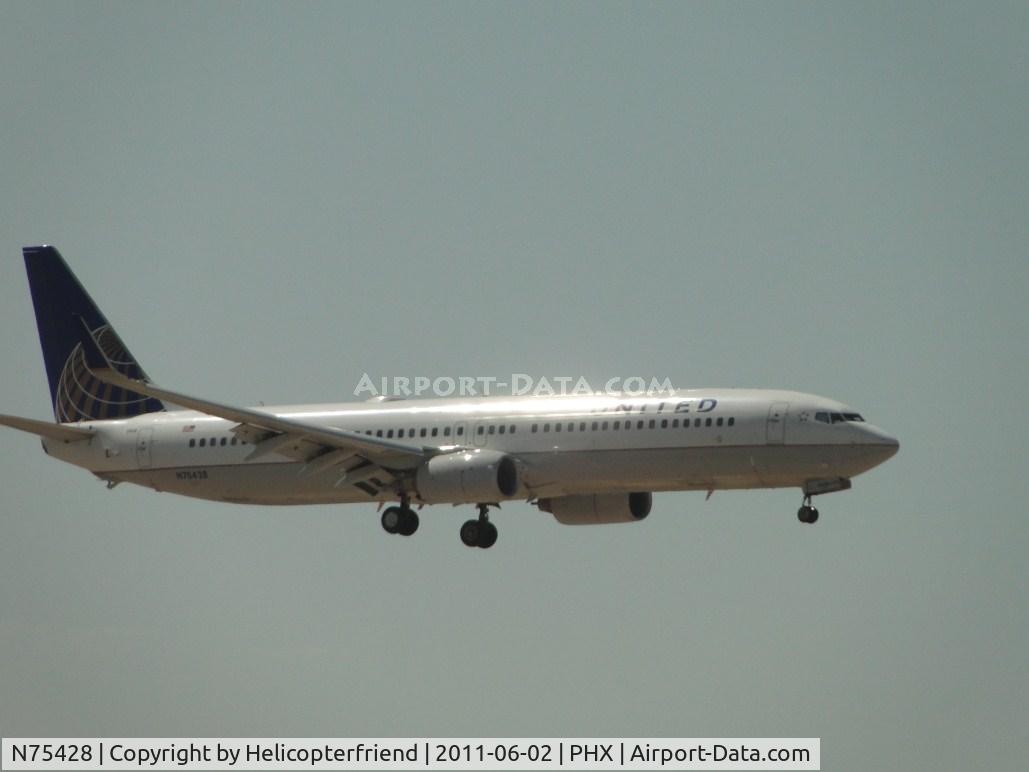 N75428, 2008 Boeing 737-924/ER C/N 31633, On final to runway 25L