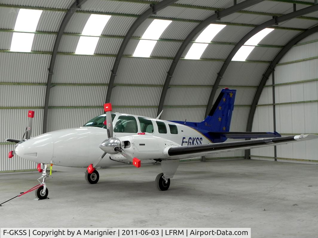 F-GKSS, 1971 Beech 58 Baron C/N TH-154, Inside hangar Kilo