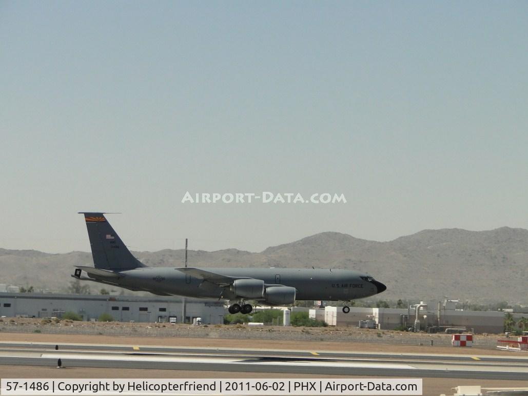 57-1486, 1957 Boeing KC-135R Stratotanker C/N 17557, All waiting aircraft waited until this ship landed on runway 8