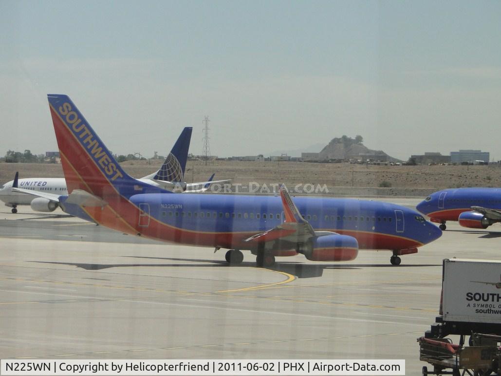 N225WN, 2005 Boeing 737-7H4 C/N 34333, Taxiing for take off at runway 25R