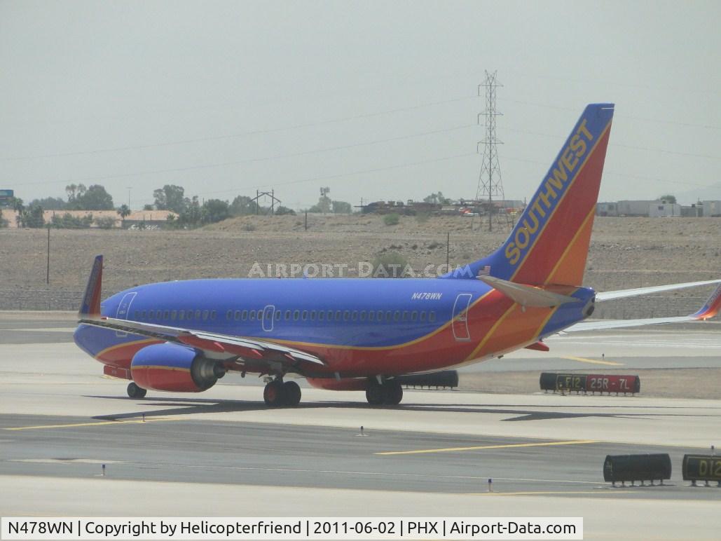 N478WN, 2004 Boeing 737-7H4 C/N 33989, Taxiing for take off at runway 25R
