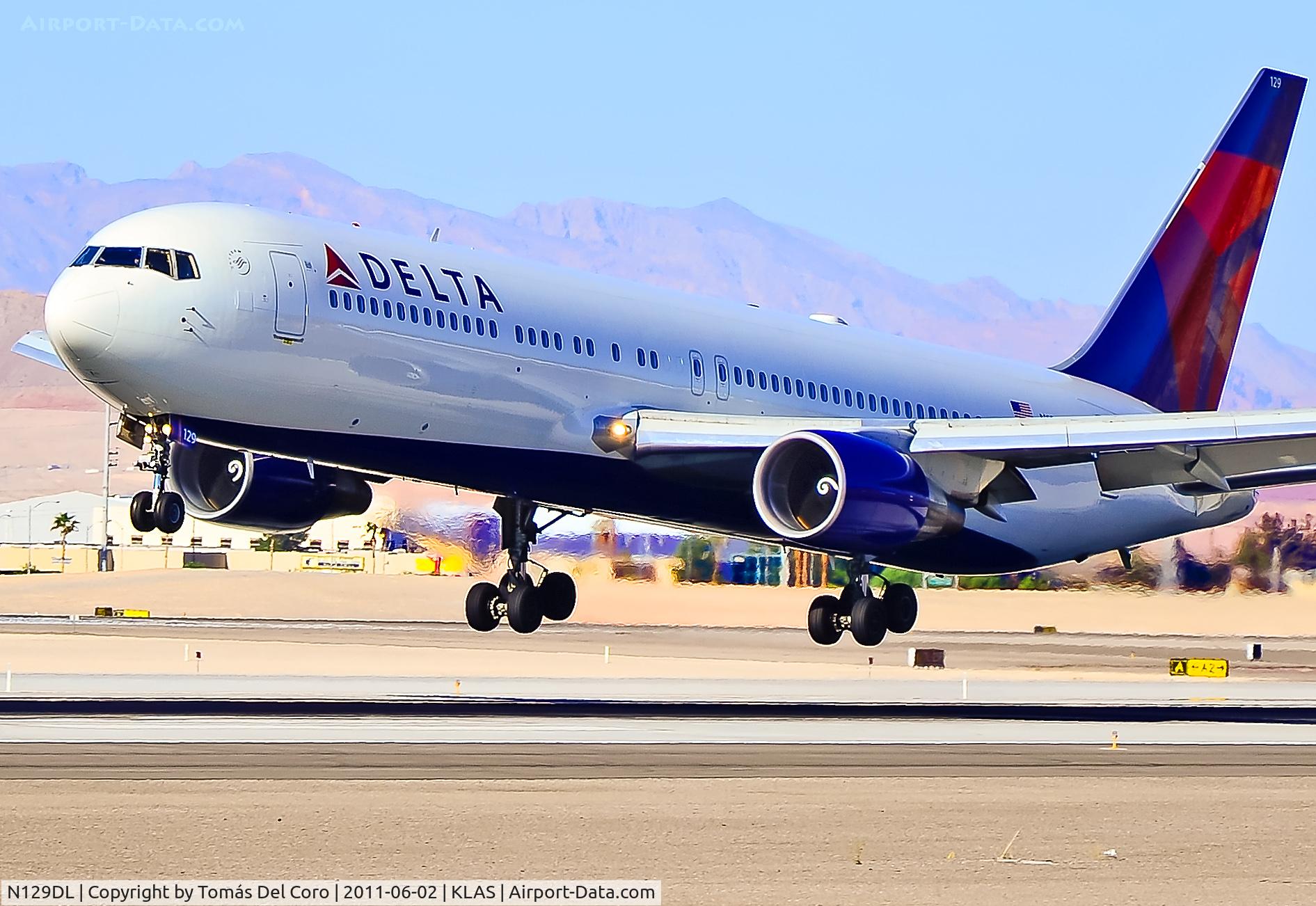 N129DL, 1988 Boeing 767-332 C/N 24079, Delta Air Lines Boeing 767-332 N129DL / 129 (cn 24079/209)

Las Vegas - McCarran International (LAS / KLAS)
USA - Nevada, June 02, 2011
Photo: Tomás Del Coro
