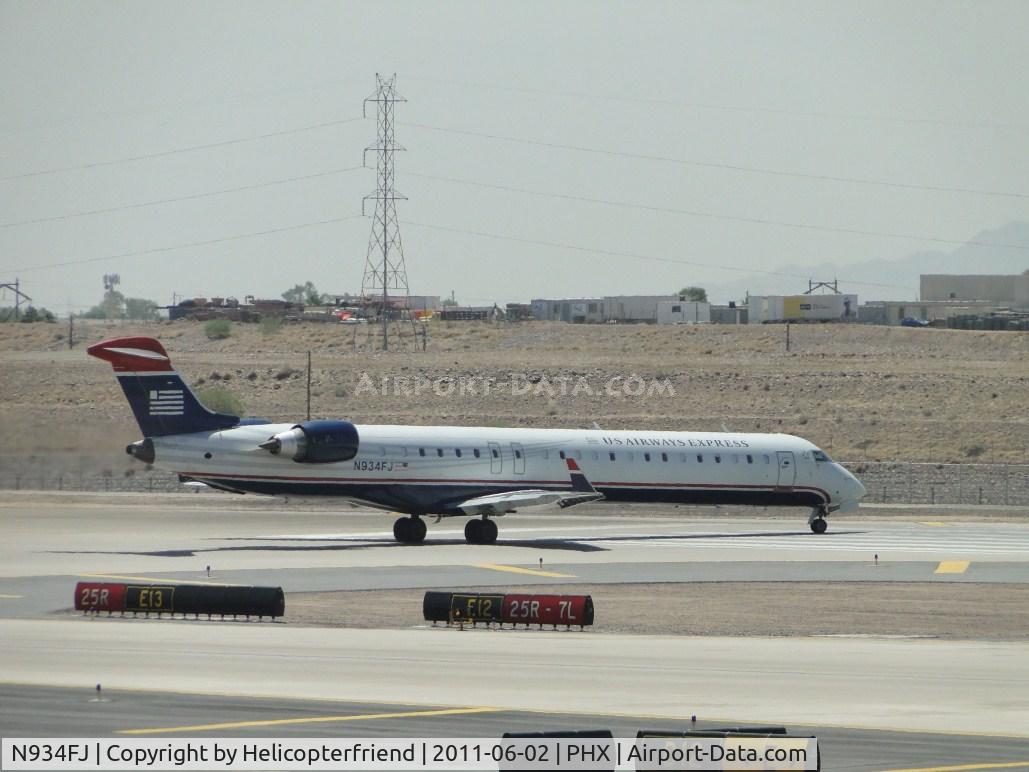 N934FJ, 2005 Bombardier CRJ-900ER (CL-600-2D24) C/N 15034, Taxiing for take off at runway 25R