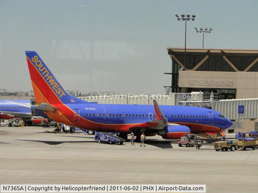 N736SA, 1999 Boeing 737-7H4 C/N 27868, Loading passengers and baggage