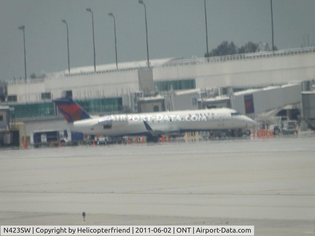N423SW, 2000 Bombardier CRJ-200LR (CL-600-2B19) C/N 7456, Notice heat waves emitting from parking apron