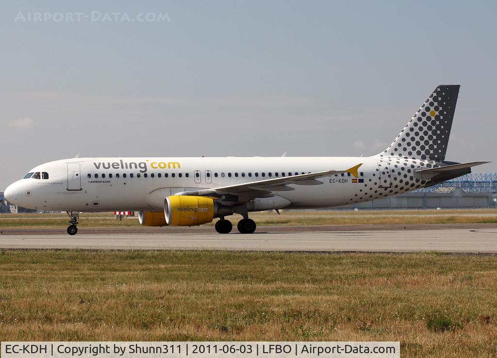 EC-KDH, 2007 Airbus A320-214 C/N 3083, Taxiing to the Terminal...