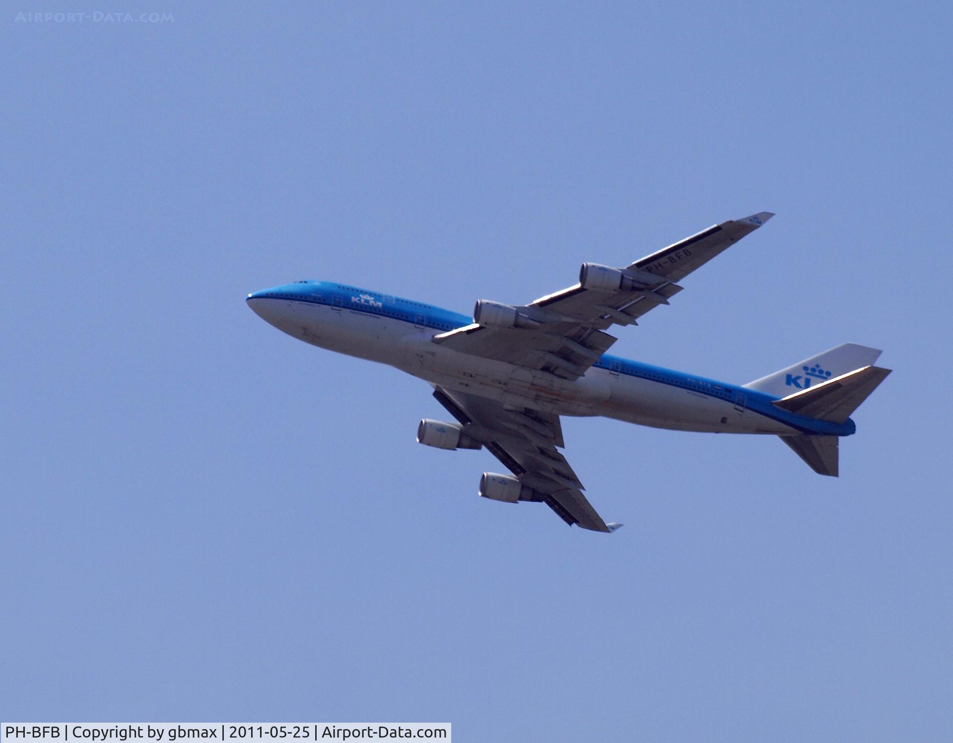 PH-BFB, 1989 Boeing 747-406 C/N 24000, Flying over Mineola, NY, going to a landing at JFK