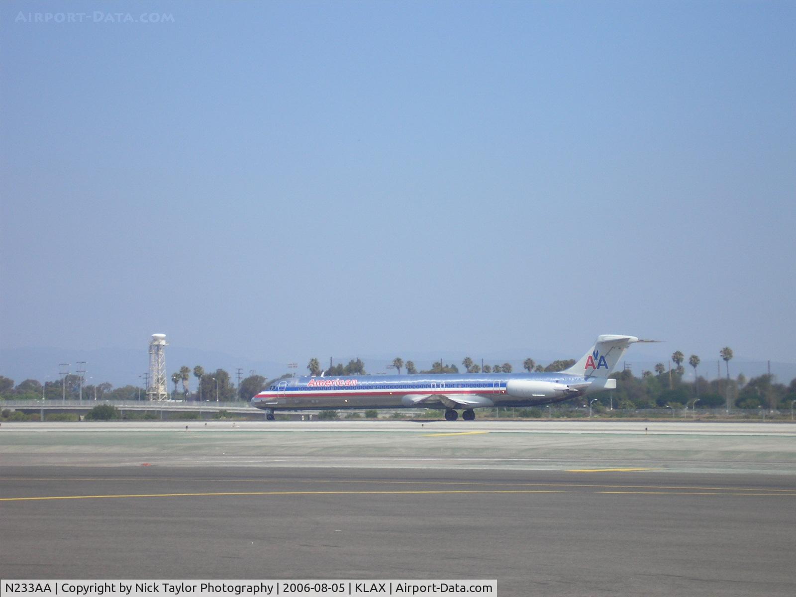 N233AA, 1983 McDonnell Douglas MD-82 (DC-9-82) C/N 49180, Landing RWY 24R