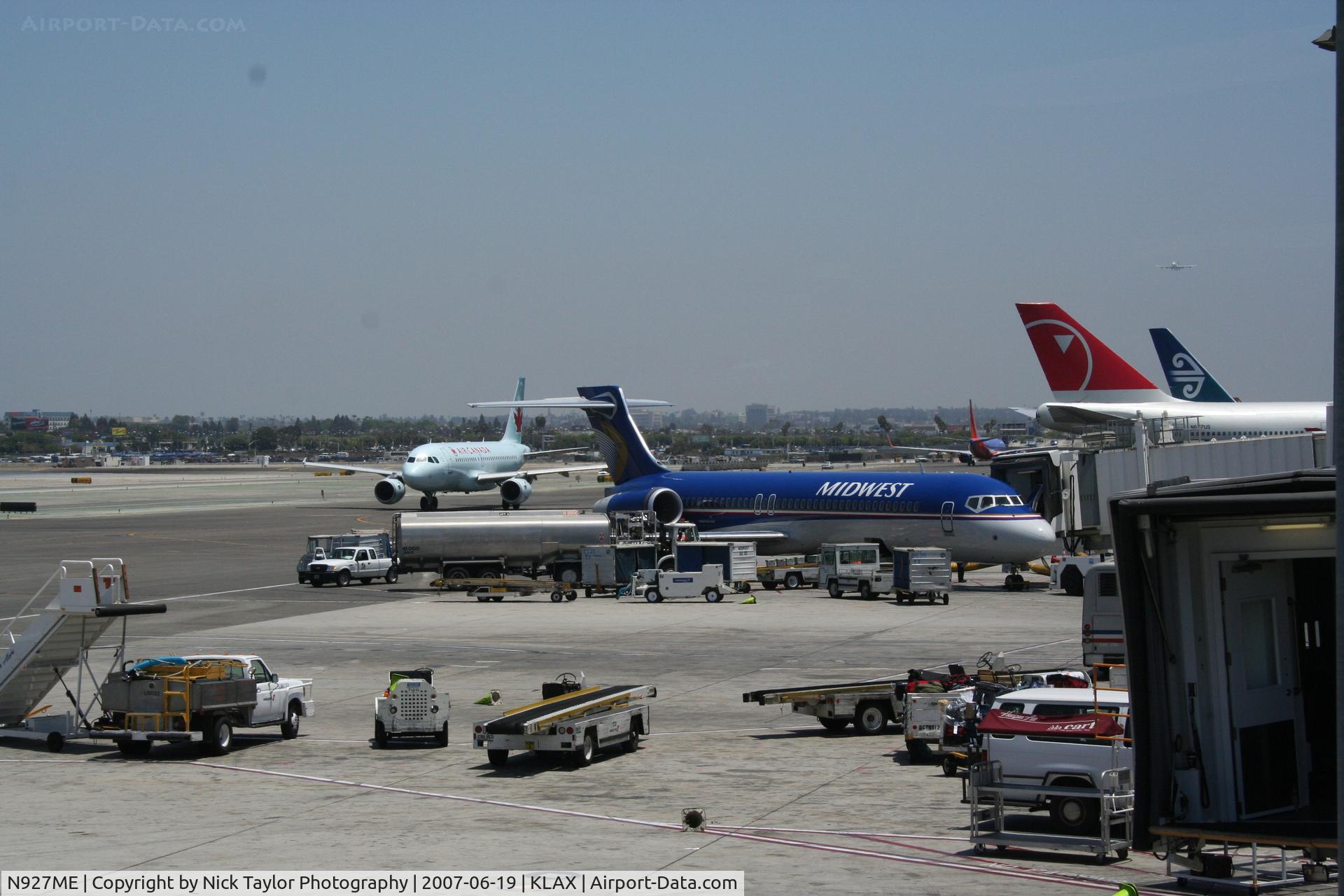 N927ME, 2006 Boeing 717-200 C/N 55193, Being loaded at LAX for a MKE departure.