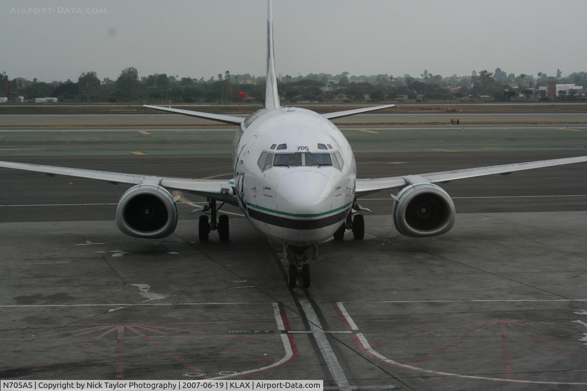 N705AS, 1998 Boeing 737-490 C/N 29318, Pulling into Gate 34 at terminal 3