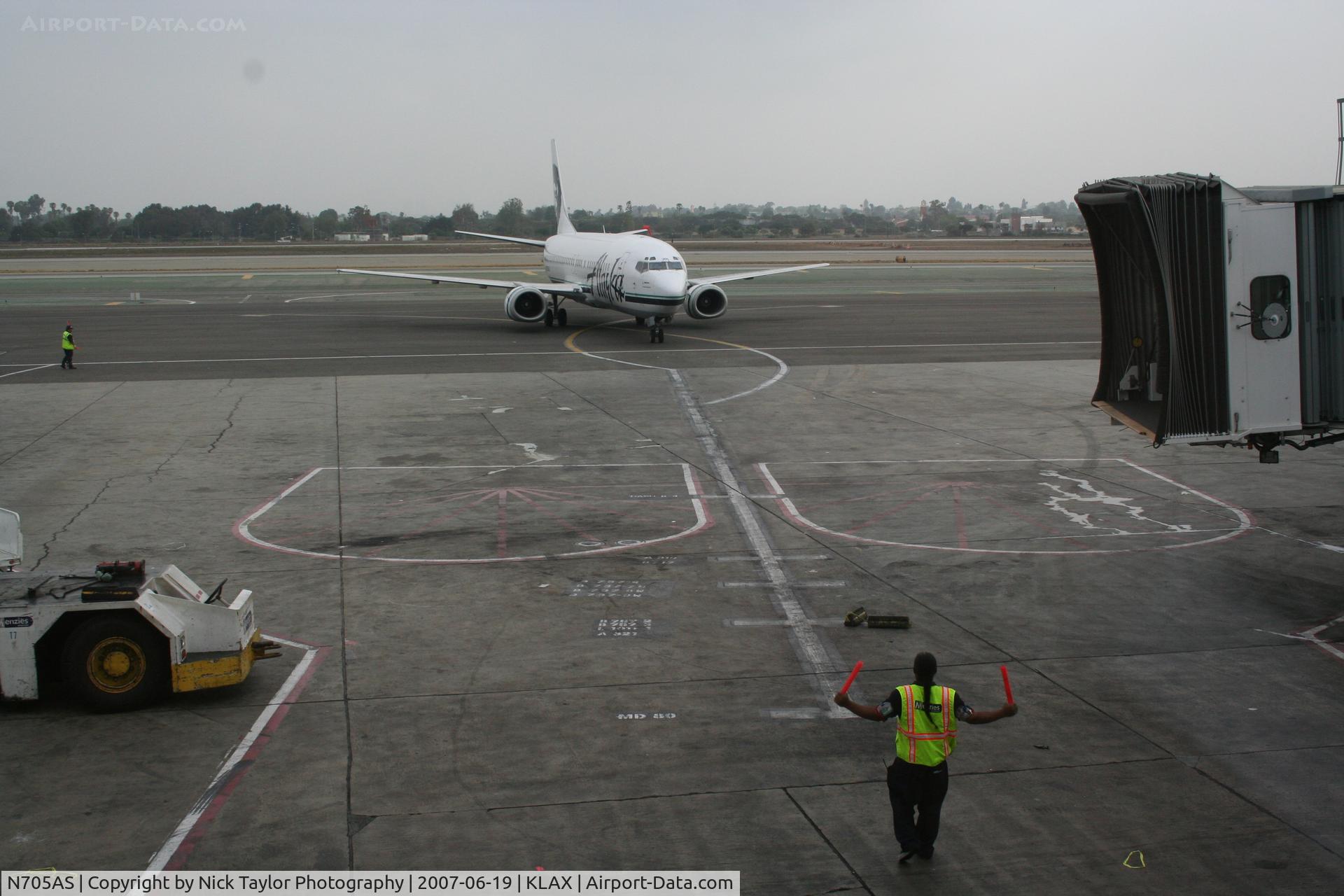 N705AS, 1998 Boeing 737-490 C/N 29318, Being marshalled into Gate 34 at terminal 3