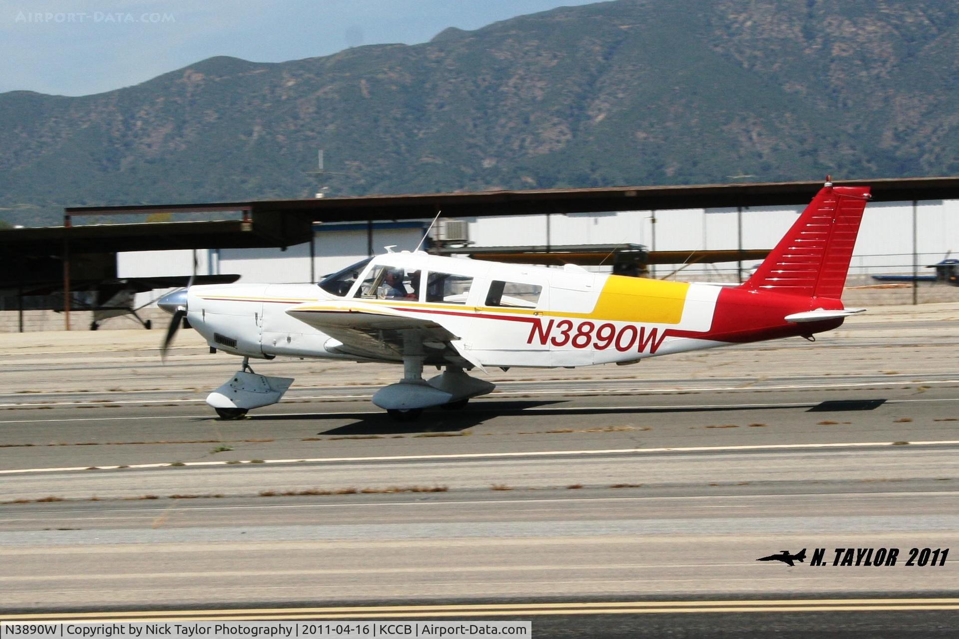 N3890W, 1967 Piper PA-32-260 Cherokee Six C/N 32-914, Landing at Cable