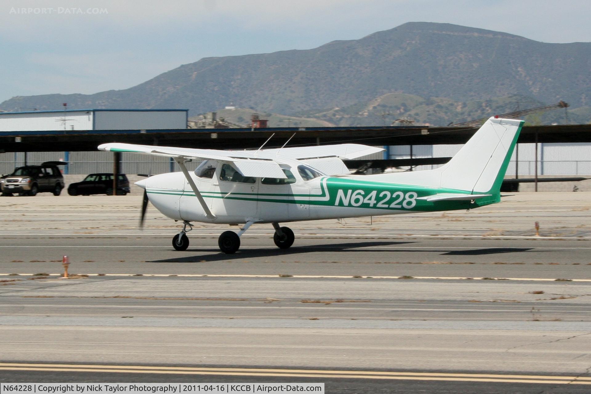 N64228, 1975 Cessna 172M C/N 17265105, Landing at Cable