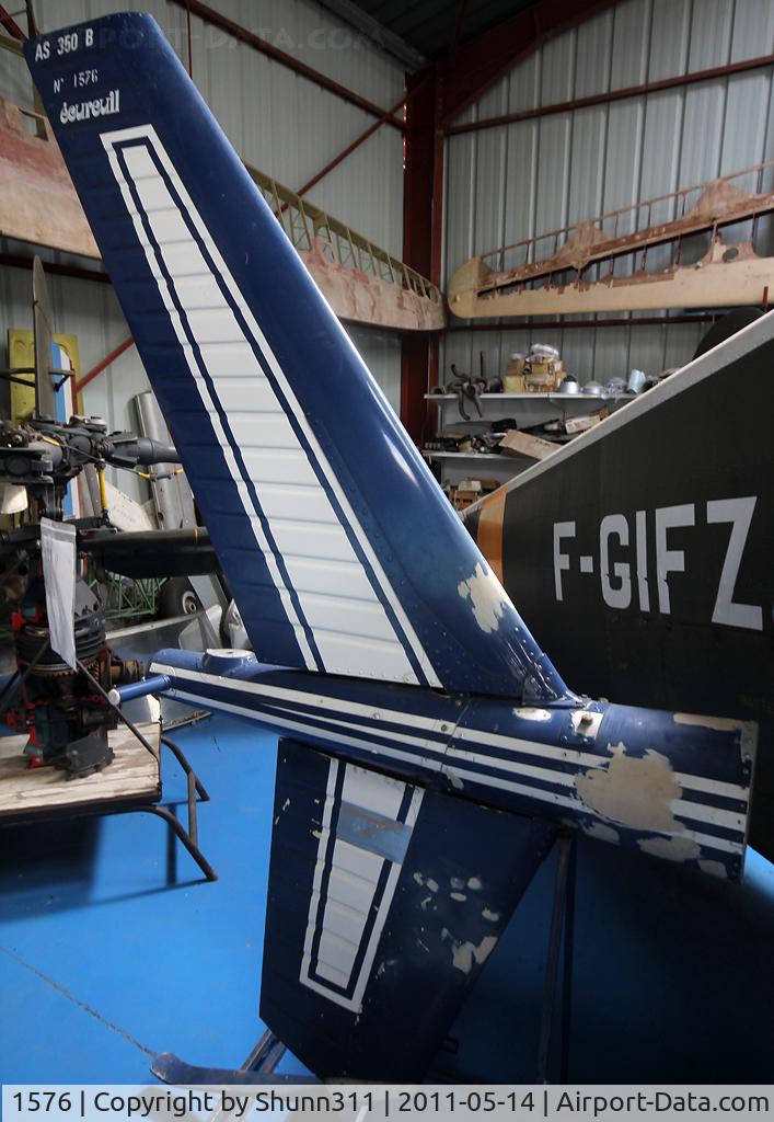 1576, Aérospatiale AS-350B Écureuil C/N 1576, Only tail preserved @ Albert Museum...