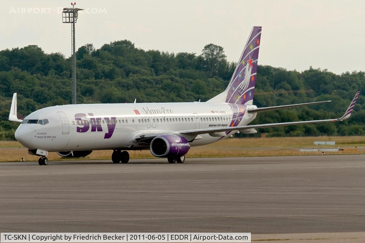 TC-SKN, 2009 Boeing 737-94X/ER C/N 36086, taxying to the gate