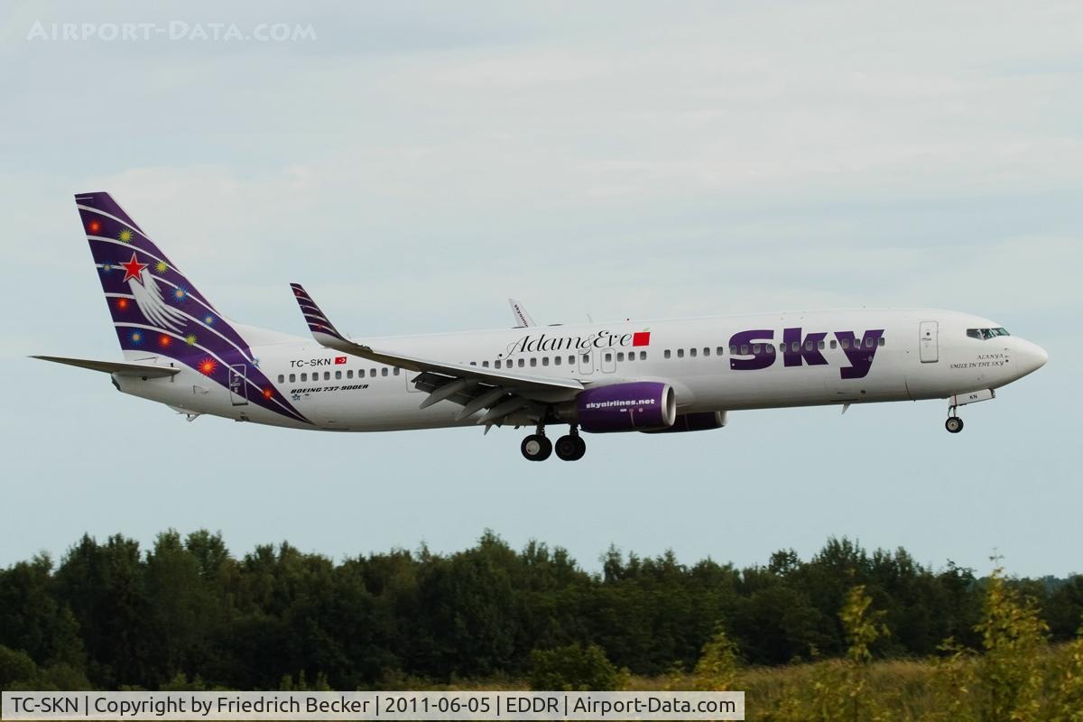 TC-SKN, 2009 Boeing 737-94X/ER C/N 36086, on final RW24
