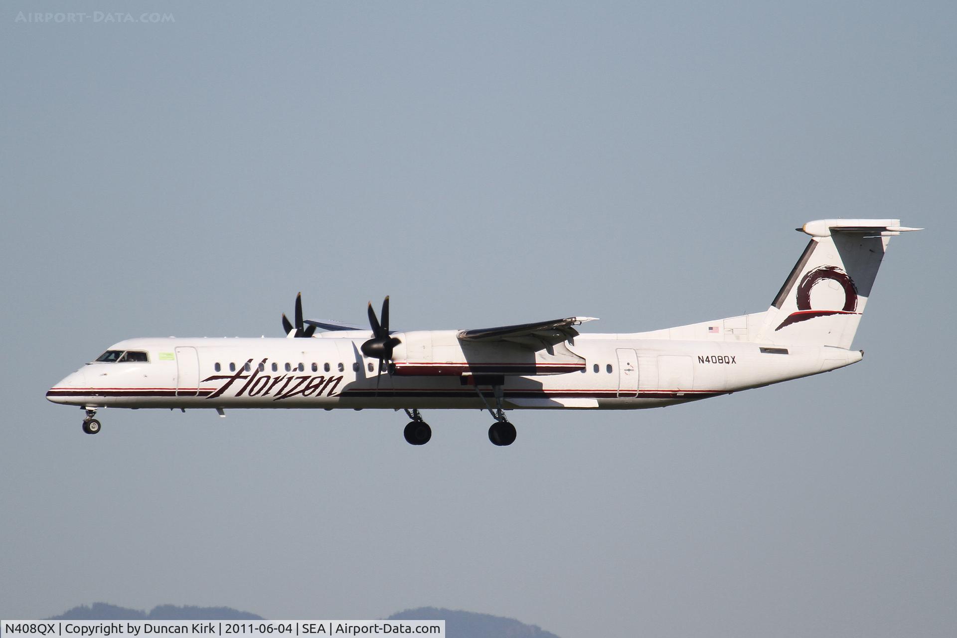 N408QX, 2001 De Havilland Canada DHC-8-402 Dash 8 C/N 4050, Landing on the center runway
