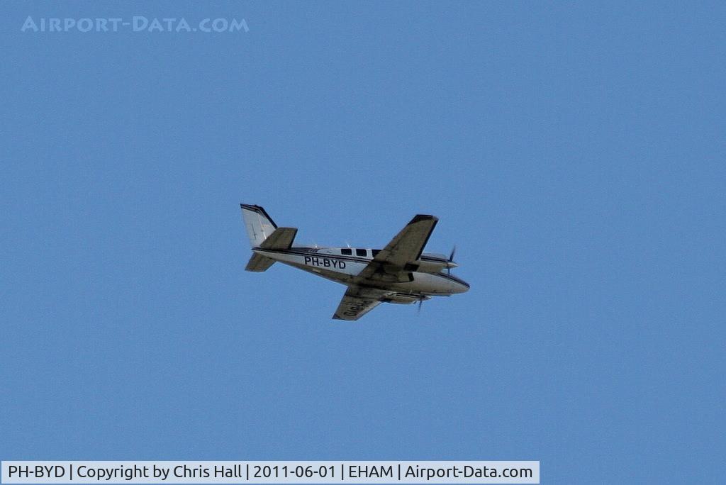 PH-BYD, 1997 Raytheon Aircraft Company 58 C/N TH-1836, KLM Luchtvaartschool Beechcraft 58 Baron over the Panorama terrace