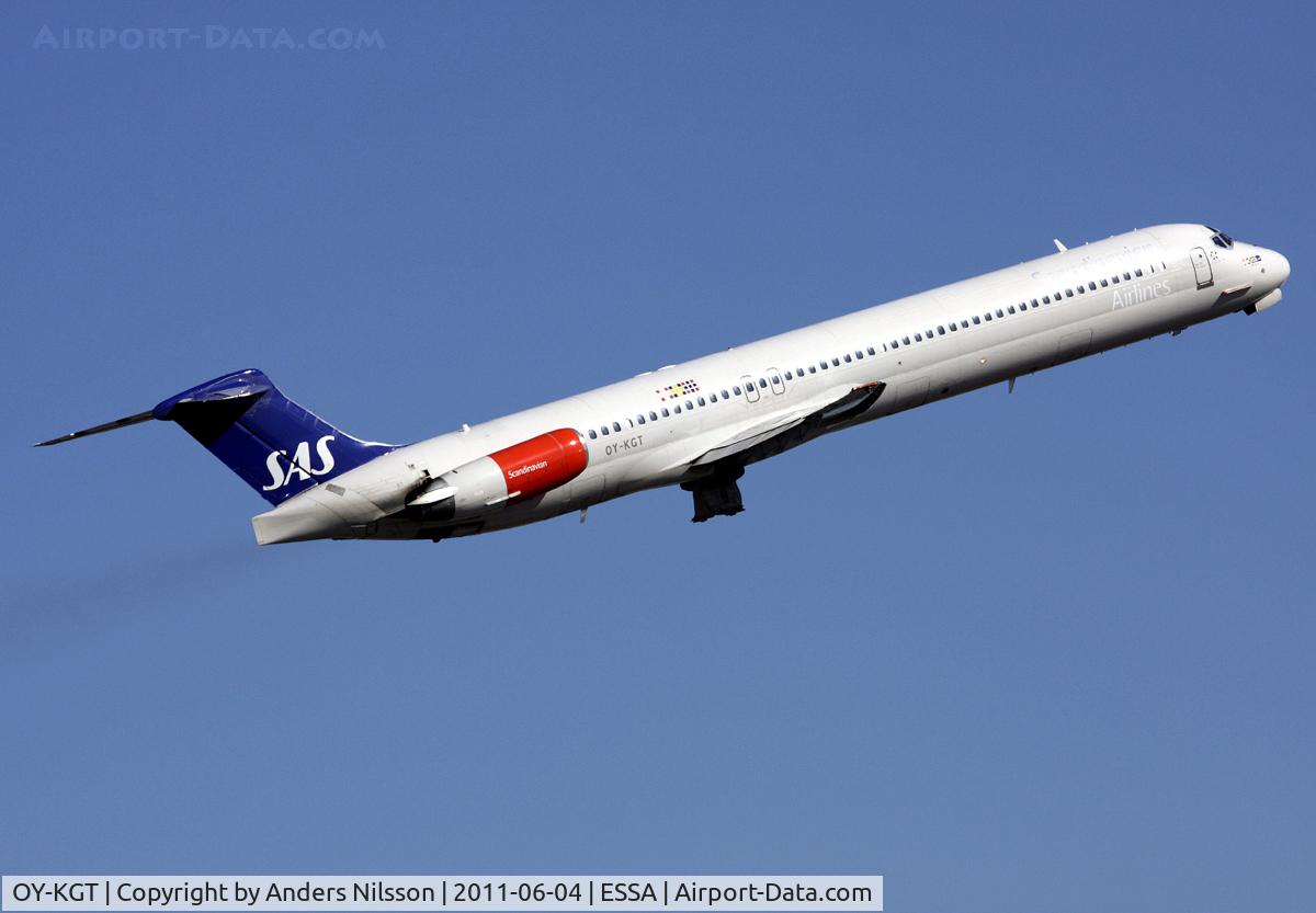 OY-KGT, 1985 McDonnell Douglas MD-82 (DC-9-82) C/N 49380, Taking off from runway 19R.
