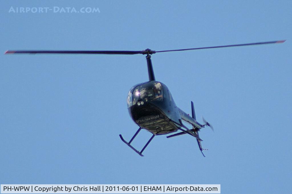 PH-WPW, Robinson R44 Raven I C/N 2078, R44 over the Panorama terrace