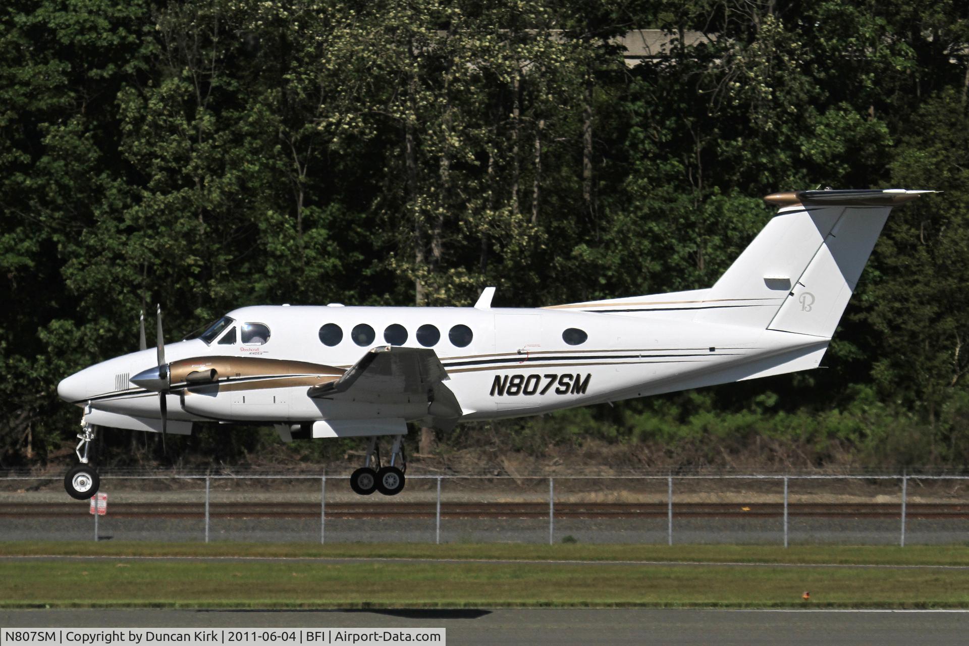 N807SM, 2007 Hawker Beechcraft B200 King Air C/N BB-1989, Landing at BFI, minus winglets!