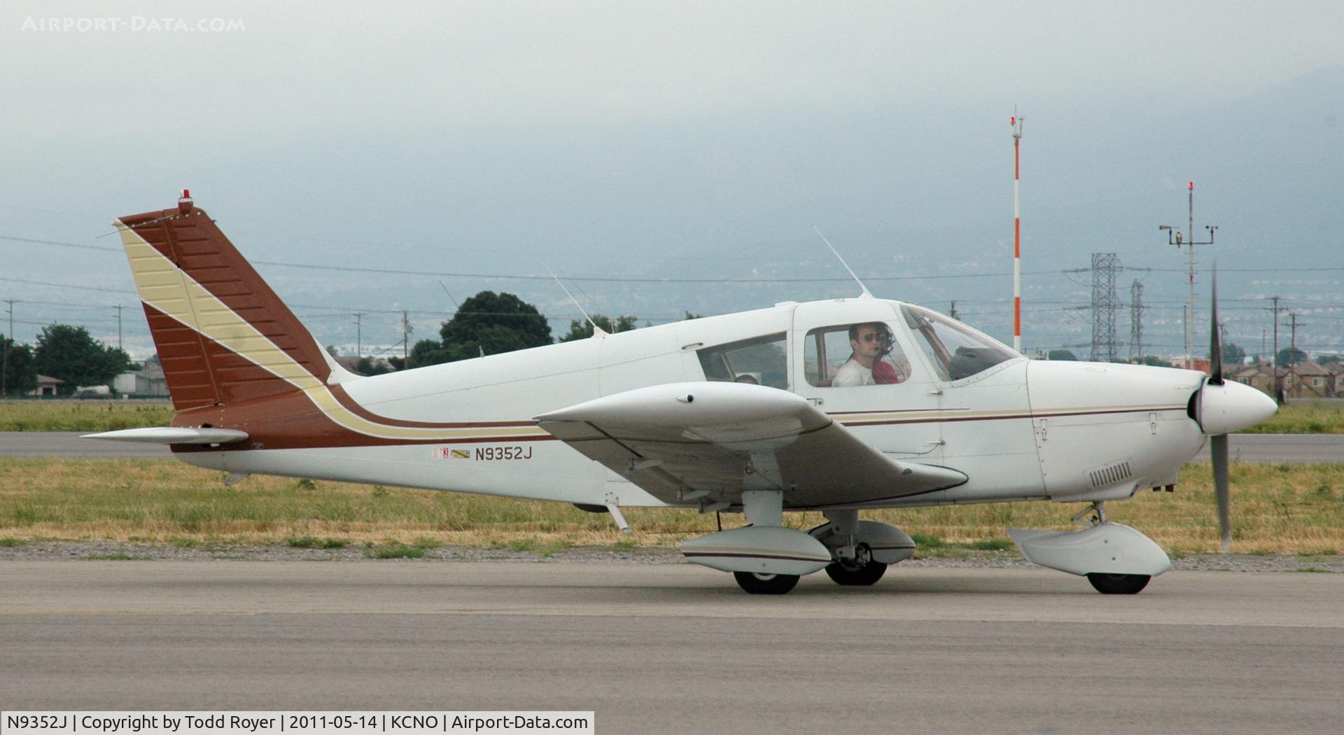 N9352J, 1966 Piper PA-28-180 C/N 28-3450, Taxiing at Chino